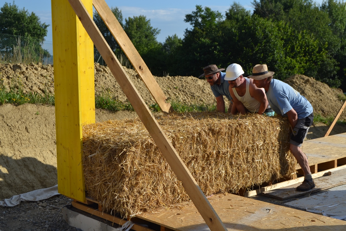 Load-bearing straw bale house with big bales in Fürstenfeld