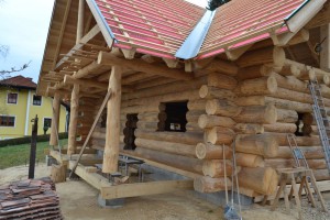 Strohballen einfüllen Giebelwand