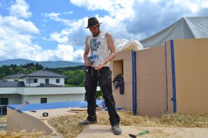 Strohnatur: Jascha Roosen bei der Dachverplankung